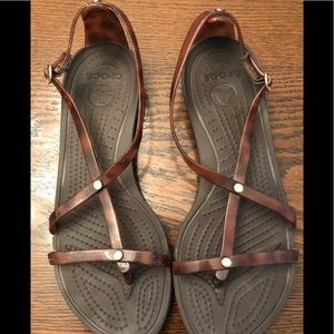 CROCS women’s sandal Sz 7. Brown plastic w buckle